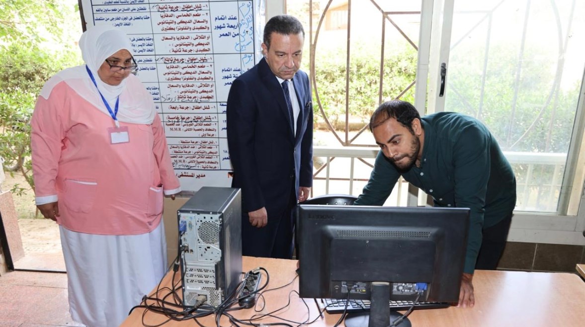 صورة للمحافظ اثناء الجولة 