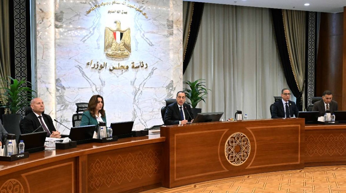 خلال اجتماع رئيس الوزراء مع مجلس المحافظين