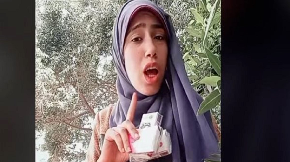 البلوجر علياء قمرون 