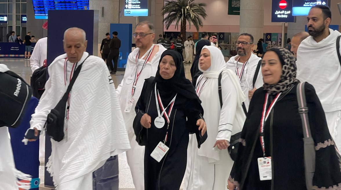 أسر شهداء الشرطة بعد وصولهم الأراضي المقدسة