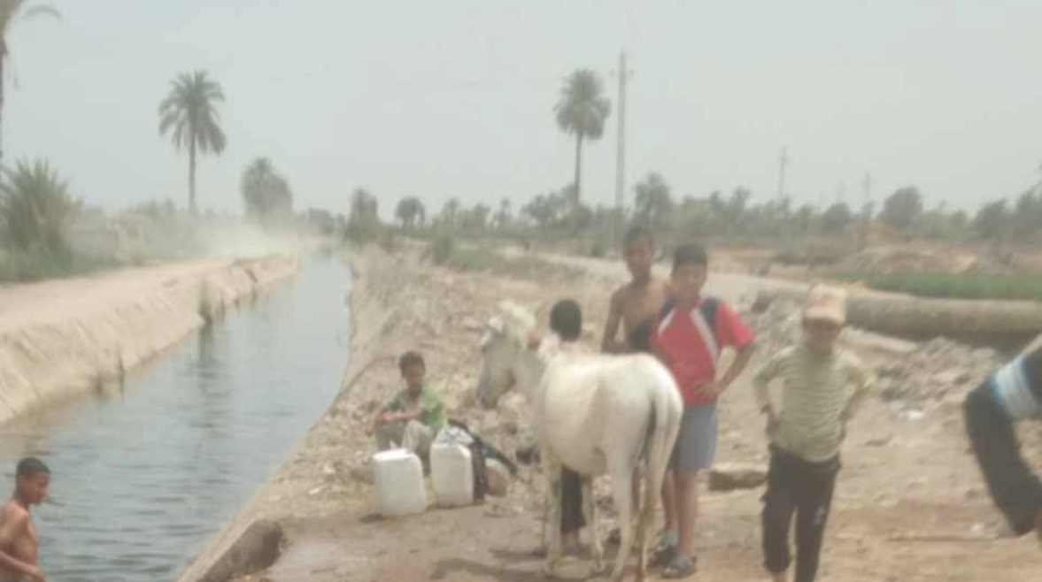 صورة للأطفال أثناء ملئ المياه من البحيرة 