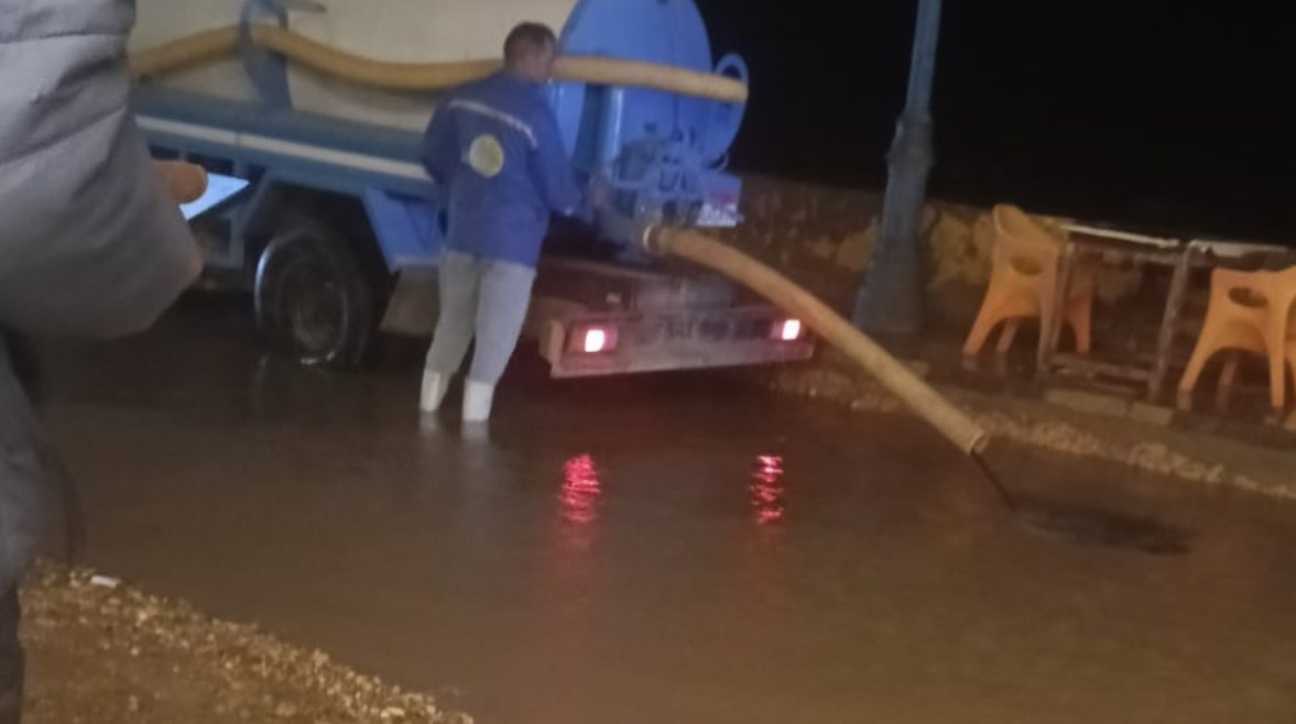 صورة للمياه التي غرقت الطريق 