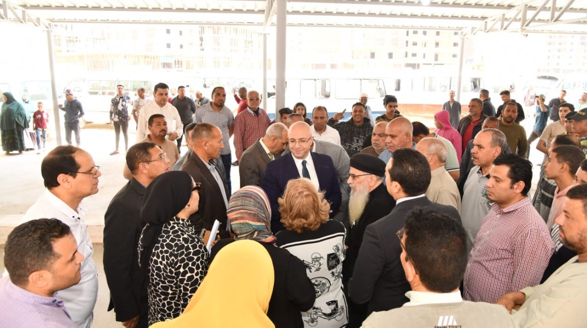 صورة محافظ الفيوم اثناء الجولة 