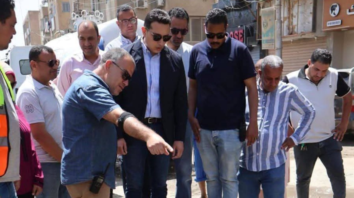نائب محافظ الفيوم يتابع ميدانيا أعمال إصلاح كسر مفاجئ بخط طرد الصرف بالحادقة
