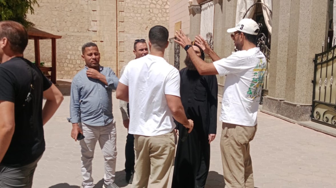 لقطة لفريق العمل داخل الدير 
