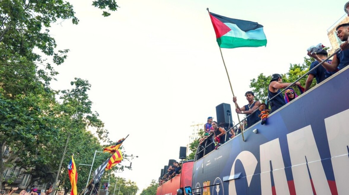 لامين جمال يرفع علم فلسطين