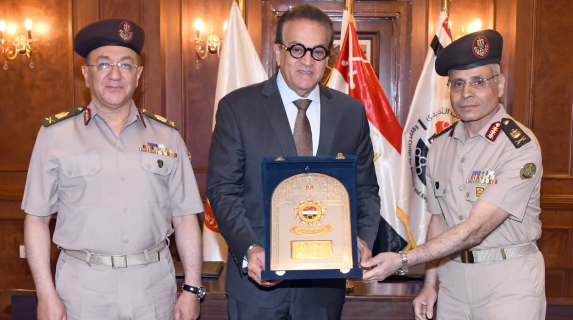مدير الخدمات الطبية بالقوات المسلحة ووزير الصحة