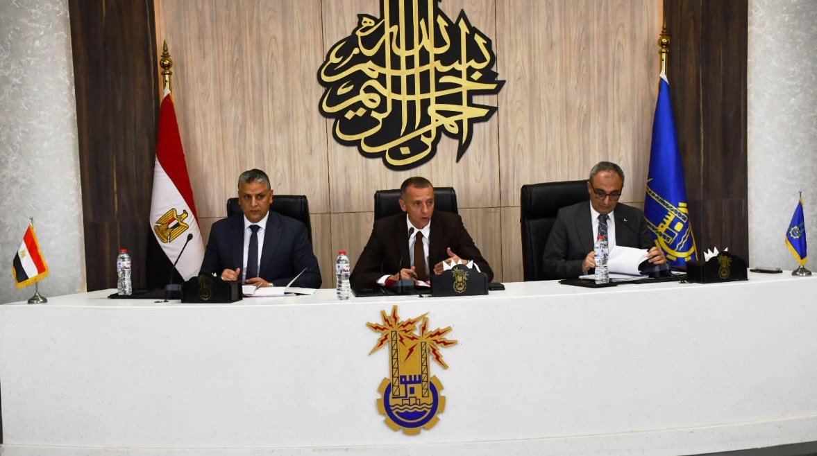 محافظ أسوان يتابع ملف تقننين أراضي الدولة