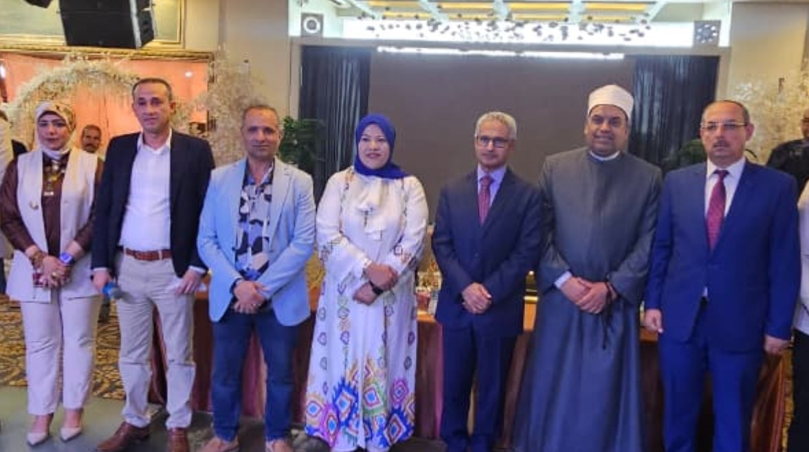 محافظ بني سويف يودع أفواج حجاج الجمعيات ويطالبهم بالدعاء لمصر