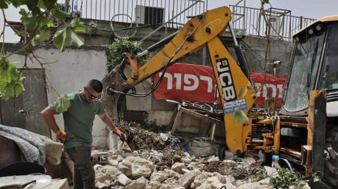 الفلسطينيون يجبرون على هدم منازلهم