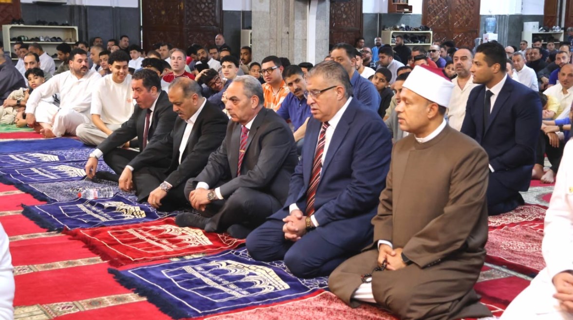 محافظ الإسماعيلية يؤدي شعائر صلاة عيد الأضحى المبارك بمجمع الشهداء الإسلامي بحي ثالث مدينة الإسماعيلية 