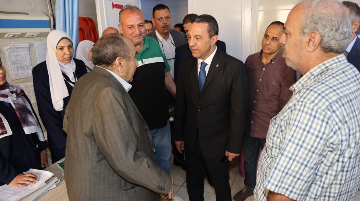 محافظ المنوفية أثناء زيارة داخل مستشفي منوف في أول أيام العيد 