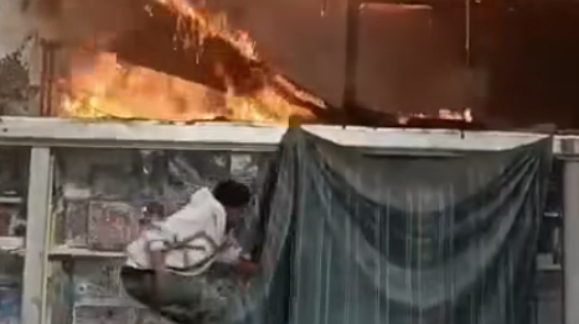 جانب من الحريق