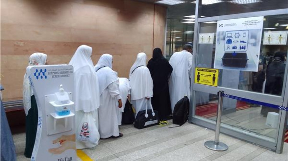صورة أرشيفية لحجاج بيت الله أثناء مغادرتهم الأقصر 