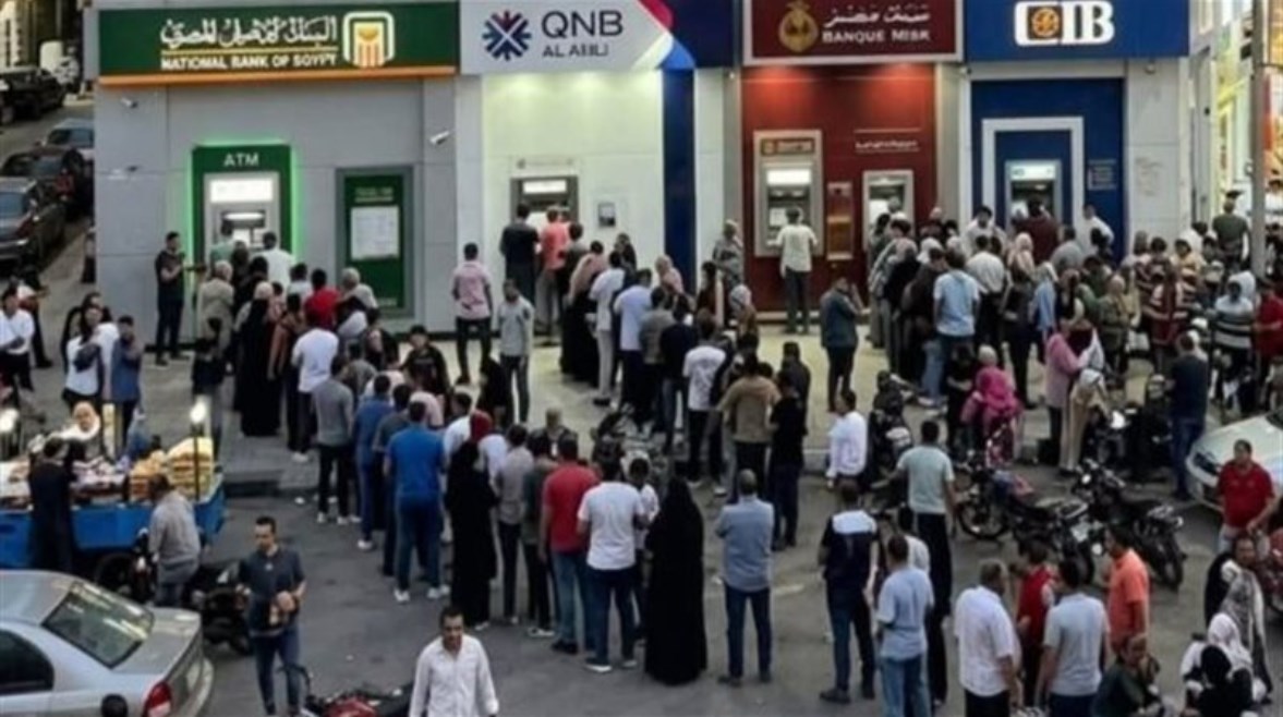 طوابير المواطنين أمام ATM - تعبيرية