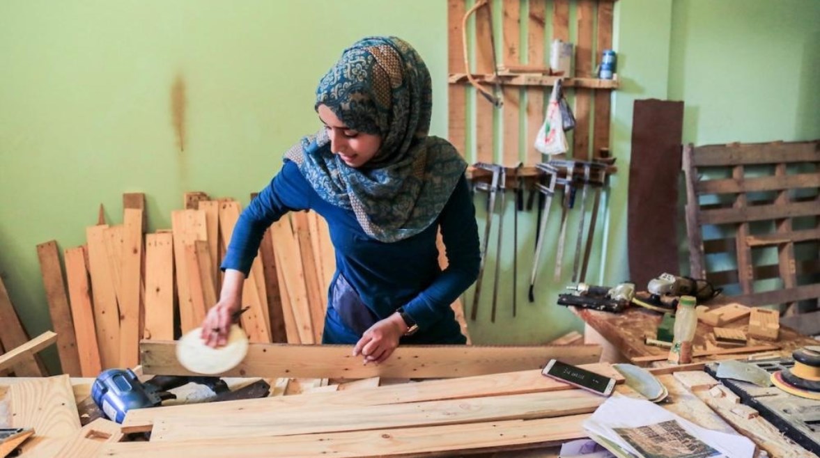 نجارة تعمل في قطاع غزة ـ تعبيرية