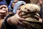 سيدة تحمل الخبز المدعوم