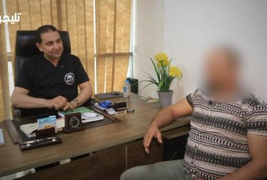 البروفيسور عوض حجاب مع أحد مرضاه 