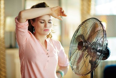 أخطاء تزيد أحساسك بالحر- تعبيرية