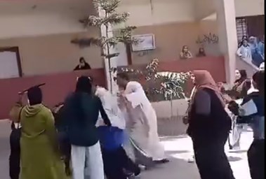 لحظة الاعتداء على المراقبة
