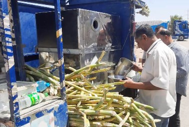 حملات رقابية على عصائر القصب باسوان 