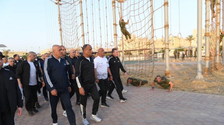 وزير الدفاع وعدد من الوزراء خلال الجولة
