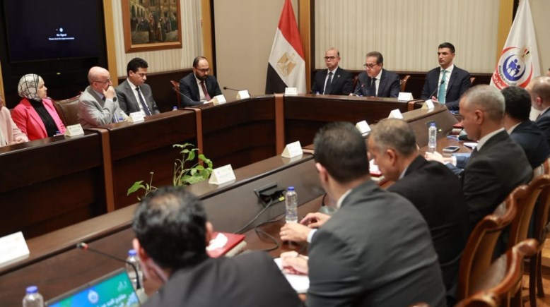 اجتماع مع وزير الصحة والسكان