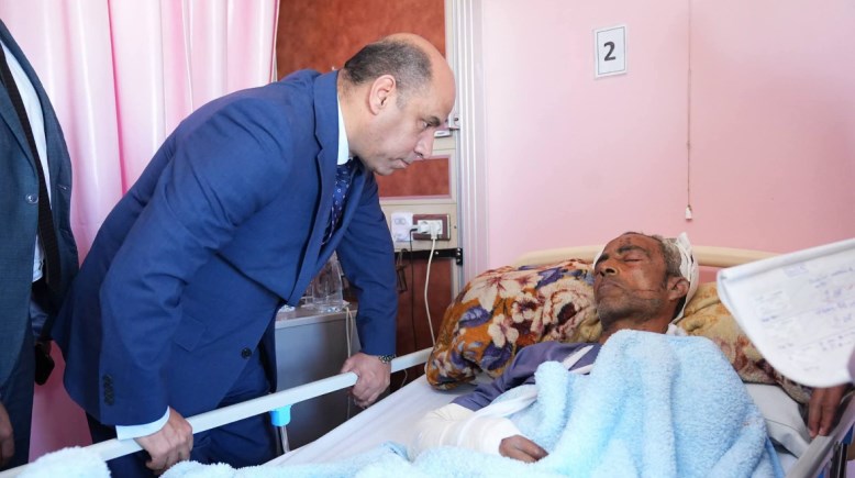 وزير العمل يزور مصابي حادث مشروع القطار السريع
