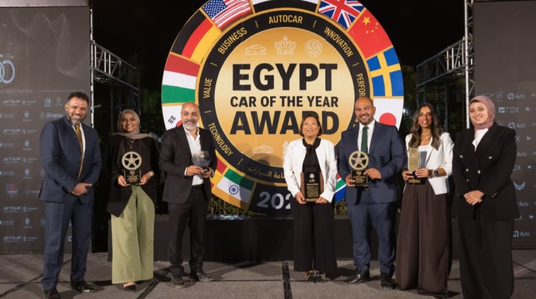 شارون نيشي مع فريق عمل جنرال موتورز مصر 