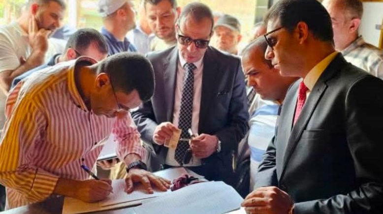 فريق النيابة الإدارية يغلق المطعم
