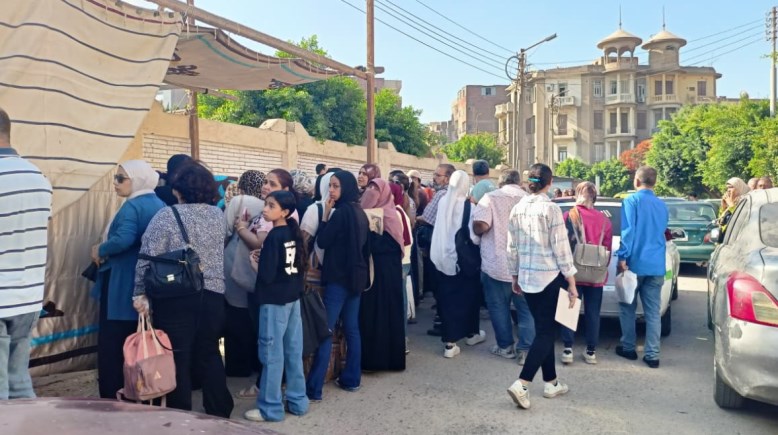 توافد الطلاب وأولياء الأمور أمام اللجان في الصباح الباكر