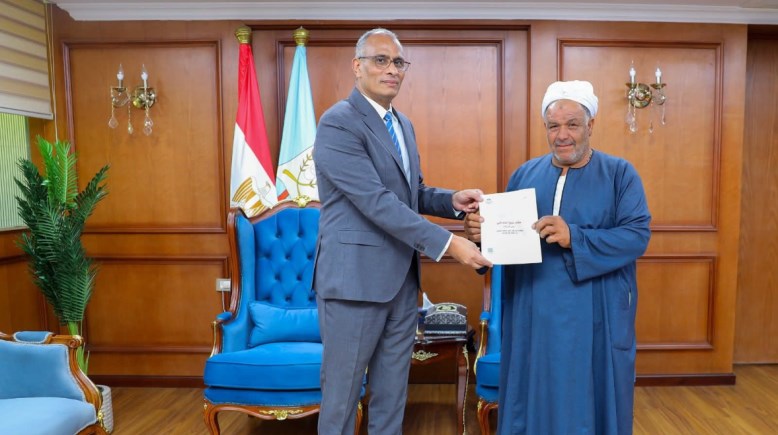 محافظ كفر الشيخ خلال تسليم عقود التقنين 
