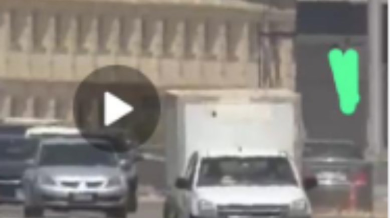 السيارة المشار اليها باللون الأخضر 