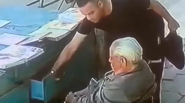 لحظة سرقة بائع الجرائد في حلوان أثناء نومه