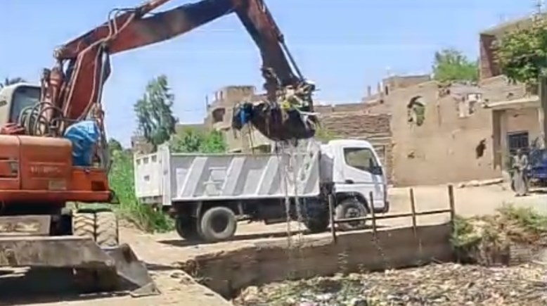 أعمال تطهير وتنظيف الترعة من المخلفات 
