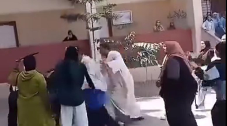 لحظة الاعتداء على المراقبة