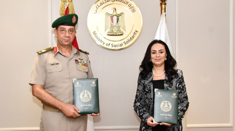 الدكتورة مايا مرسى، وزيرة التضامن الإجتماعى، واللواء أح هشام حسنى حسن، قائد قوات الدفاع الشعبى والعسكرى