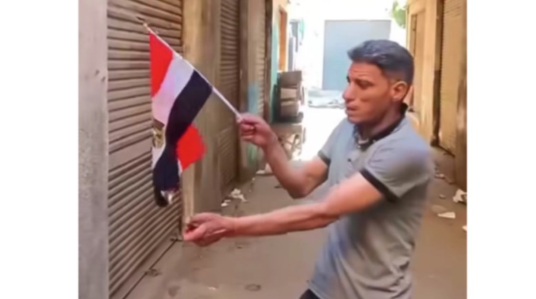 جانب من فيديو لشاب يحرق العلم المصري