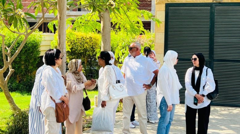 أسرة محمد مرزبان بالأبيض في جنازته