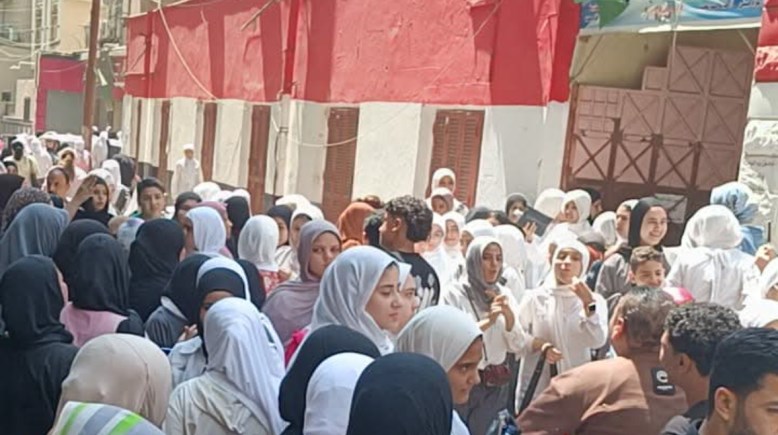 الطالبات عقب خروجهن من الامتحان 
