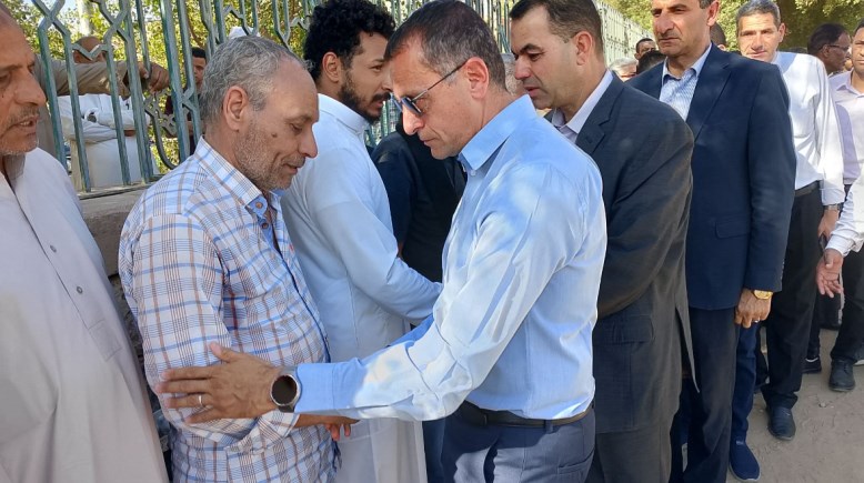 محافظ أسوان أثناء حضور مراسم تشيع جثمان الفقيدة صفاء على محمد 