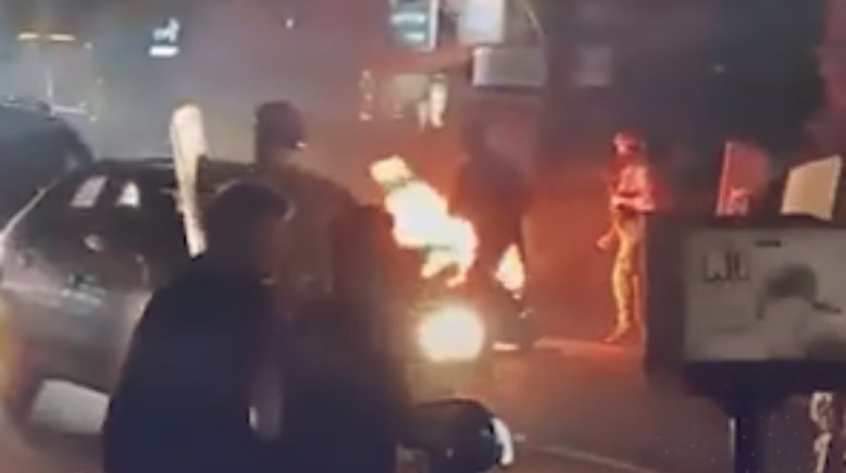 مؤيدو "حزب الله" يحتجون على الاتفاق الإطاري بين لبنان وإسرائيل بإغلاق الطرق وإحراق الإطارات