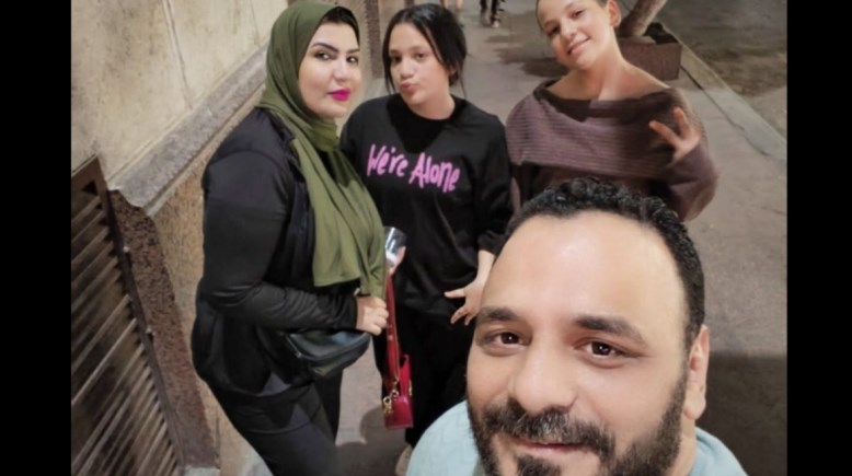 السيدة ندى مع بناتها وزوجها السابق