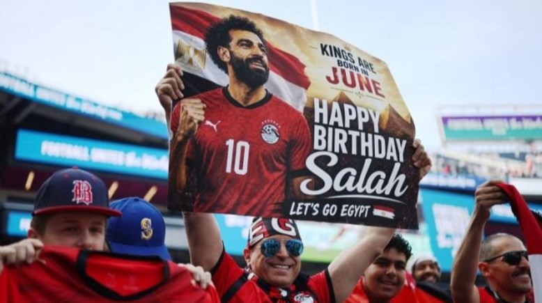 احتفال الجمهور بعيد ميلاد محمد صلاح