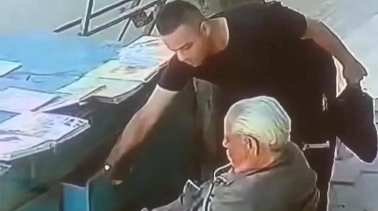 عم شعبان خلال سرقته أمام عمله