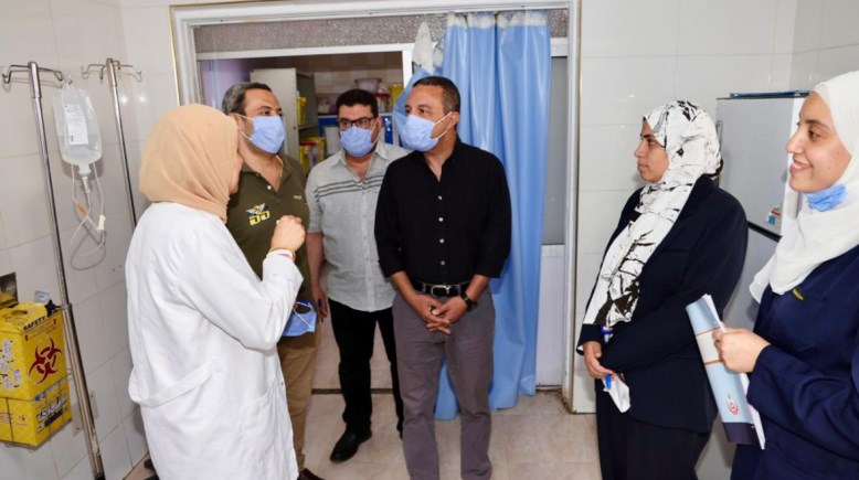 محافظ المنوفية يفاجئ مستشفى السادات المركزي ويُحيل 75 موظفًا للتحقيق 