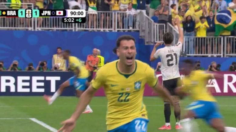احتفال مارتينيلي بهدفه في مرمى البرازيل