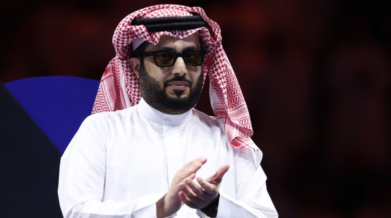 الفنان أحمد عز