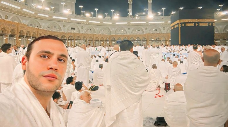 محمد إمام يؤدي مناسك العمرة