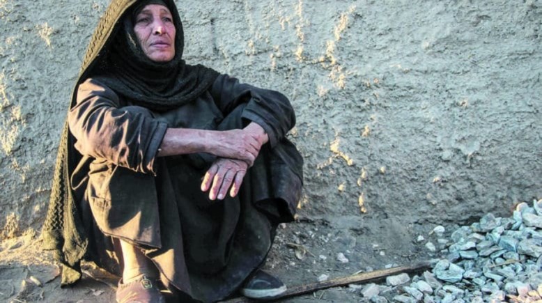 بين العرف والقانون.. نساء كثيرات ينتظرن حقًا لم يصل بعد. (صورة تعبيرية)